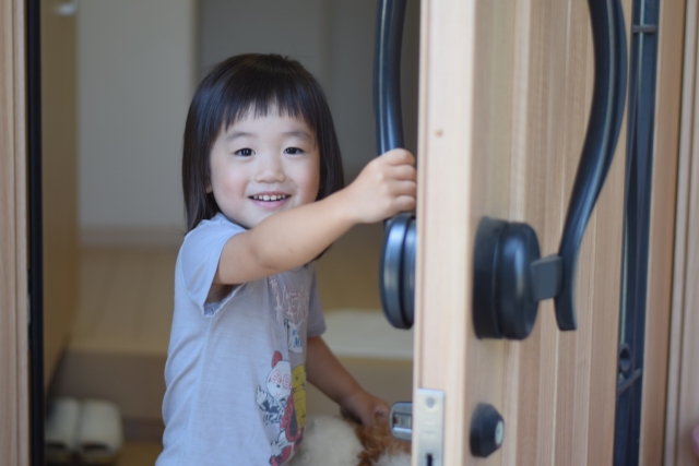 【玄関対策】ドアノブストッパーで子供がドアを開けるのを防ぐ！