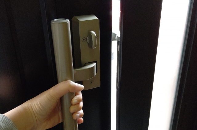 【玄関対策】ドアノブストッパーで子供がドアを開けるのを防ぐ！
